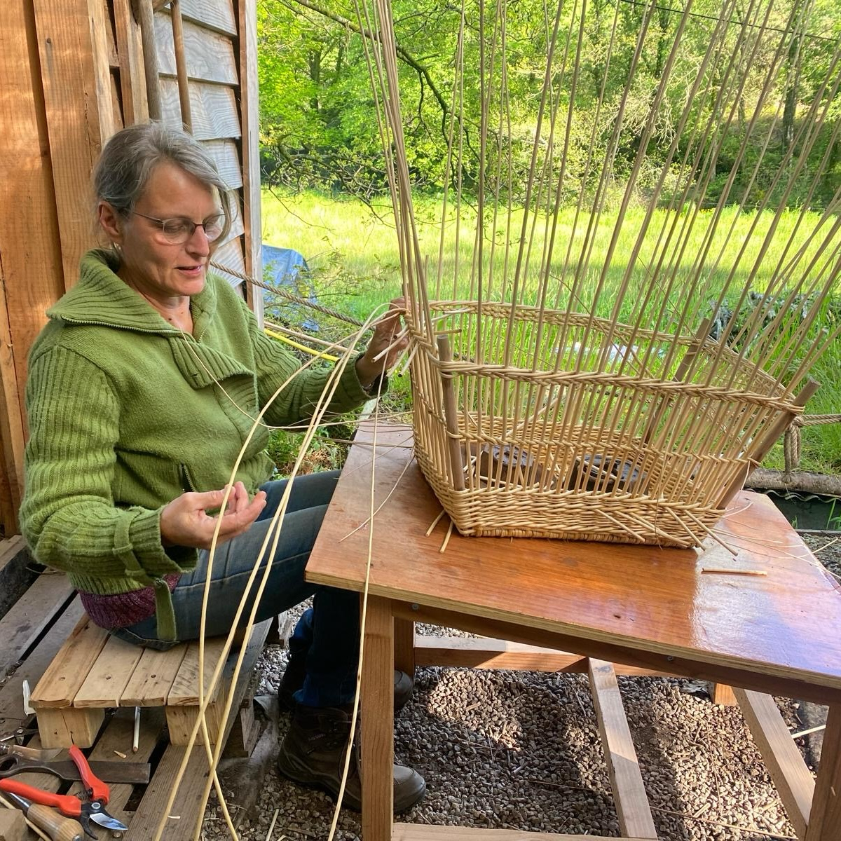 Laurence travaillant l'osier