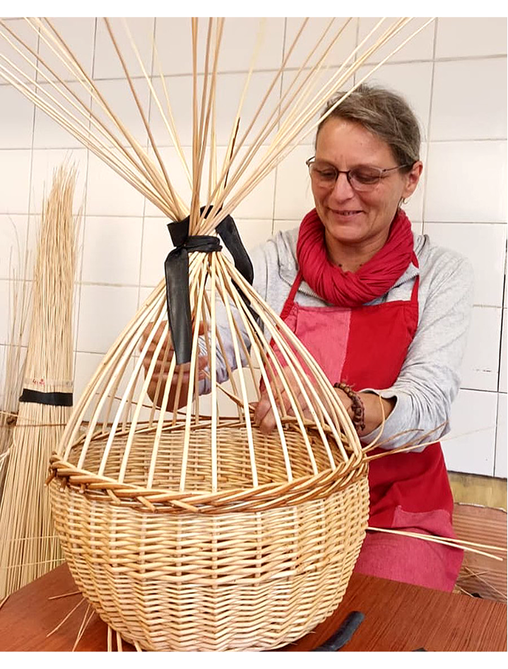 Mains travaillant l'osier